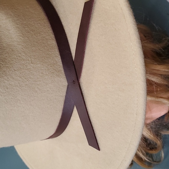 Wool hat, cream color with brown strap. By Universal Thread. Very good condition - Picture 2 of 13